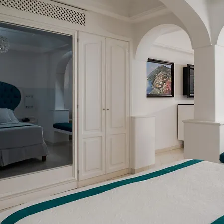 Eden Roc بوسيتانو